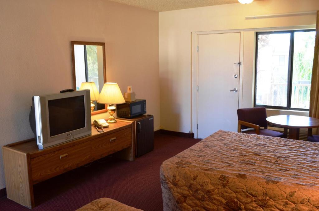 Super 8 By Wyndham Tempe/Asu/Airport Hotel Room photo